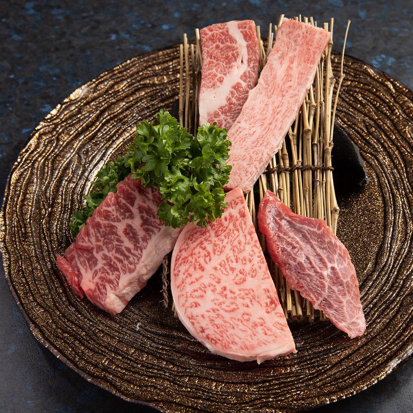 Carefully selected Japanese black beef with professional connoisseurs ☆