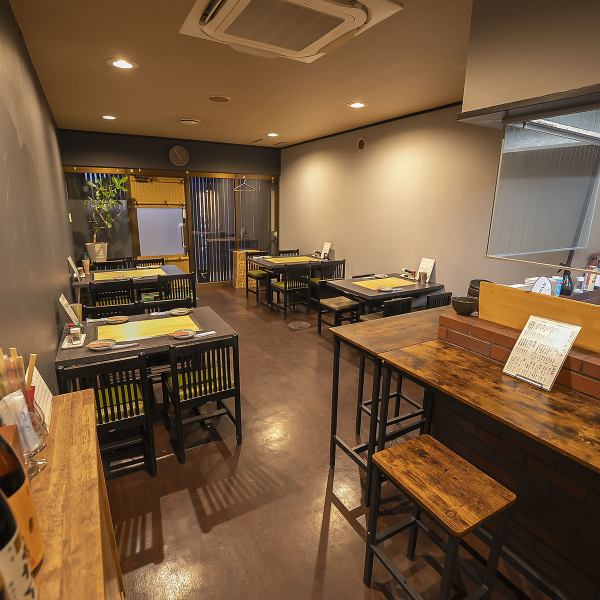 お一人様でも気軽に立ち寄れるカウンター席は4卓。目の前で焼き上がる串を眺めながら、店主との会話も楽しめる特等席♪仕事帰りの一杯や、ちょい飲みにもぴったりの落ち着いた雰囲気です。