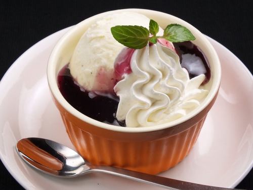 Panna ice cream (strawberry sauce or blueberry sauce)