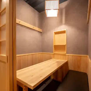 4名様までの完全個室席は2名様~ご利用頂けます。周りを気にせずお楽しみいただけ、少人数での宴会やデート利用などにもおすすめ。ごゆっくりお寛ぎください。お得なコースでのご予約も承ります。※お客様によってはお席が狭い可能性がございますので、その際はお気軽にお電話もしくはご来店いただいた際にご相談ください。