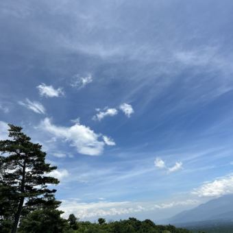 1楼吧台座位：可以一边欣赏炭火一边尽情享用八岳的套餐。