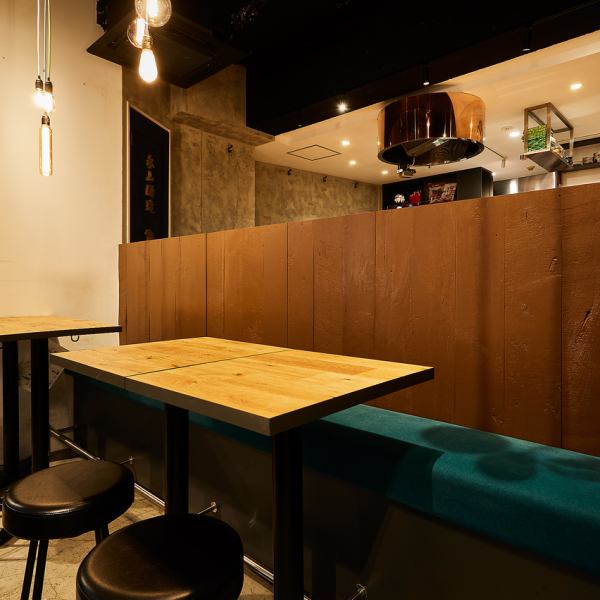 【下北沢駅徒歩1分】ソファ席で、気の合う仲間とワイワイ盛り上がる宴会を。テーブル席も広々としており、居心地の良さが抜群！ゆっくりと過ごせる空間で、リラックスしながら素敵な時間を楽しんでください。下北沢での飲み会・歓送迎会・女子会・宴会に当店にお任せください！