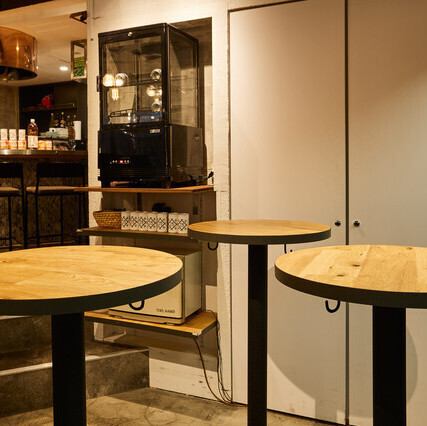 サクッと気軽に立ち寄れる立ち飲み席は、話も弾む楽しいスポット。短い時間でも立ち寄れて、フレンドリーな雰囲気で会話も盛り上がる！仕事帰りやちょい飲みにぴったりです。下北沢で気軽に一杯、いかがですか？