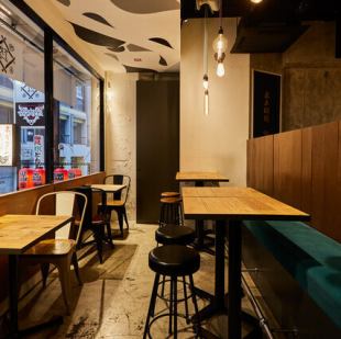 疲れを吸い込むソファー席や顔を見ながらお話できる円卓など、窓席・ソファー席合わせて16名様のご案内が可能です。