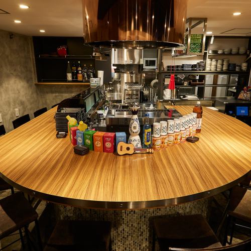 厨房の活気を感じられるカウンター席は当店の特等席！