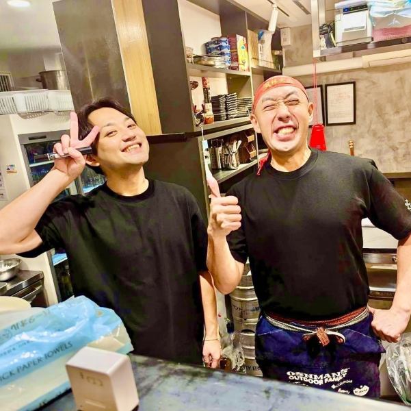 【ライブ感あふれる臨場感◎】生粋のエンターテイナー店長ヒデキの調理が見れる限定12席のカウンターアリーナ席！目の前で調理が見える雰囲気抜群の席はデートにもおすすめです！下北で食とエンタメを堪能するなら下北ホールへどうぞ！ご予約はお早めに☆