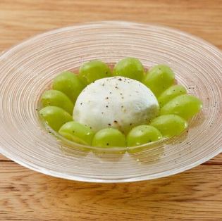 季節果物のブラータチーズ