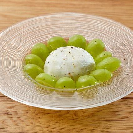 季節果物のブラータチーズ