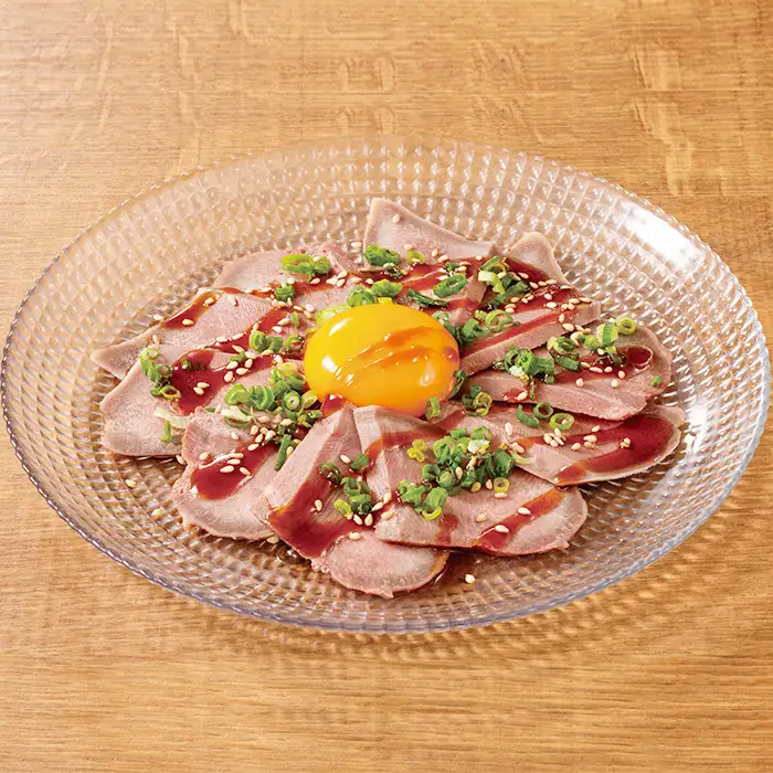 豚タン卵黄のせ