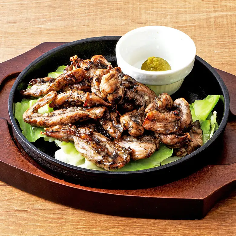 炭火焼風　鶏せせりの鉄板焼き