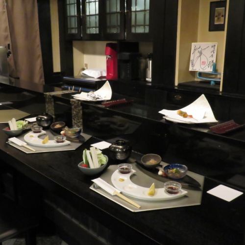 <p>大人のための落ち着いた食事空間です。全13席のカウンター席から、職人が目の前で調理する様子を楽しみながら、串揚げや和食を堪能できます。しっとりとしたシックな内装が、特別な時間を演出します。デートや接待にも最適で、心に残るひとときを提供します。大切な人と過ごしたい場所です。</p>