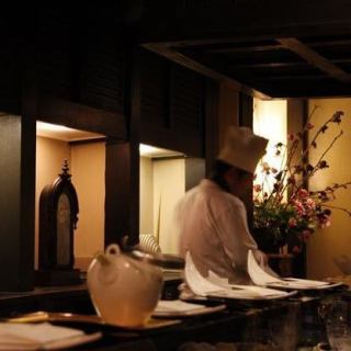 職人の技を目の前で楽しめるカウンター席が魅力です。全13席のシックな内装は、大人のための落ち着いた雰囲気を演出します。串揚げや旬の和食が、心を満たしてくれることでしょう。デートや接待、記念日のお祝いにも最適な空間を提供しています。特別な瞬間をここで体験してください。