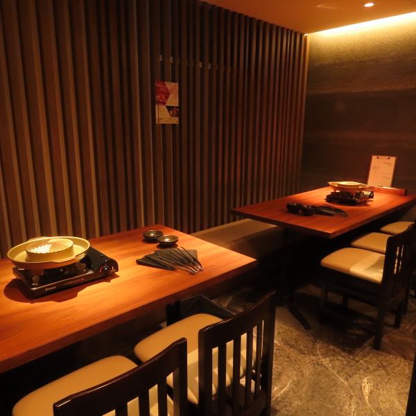 半個室が2卓あり、デートや親しい友人との食事におすすめ♪落ち着いたカラーを基調とした店内は、程よい距離感でプライベートが保たれるよう工夫されています◎シンプルな意匠の中に洗練された風合いを感じさせ、ゆっくりと過ごしたい方にぴったりの特別なスペースです★