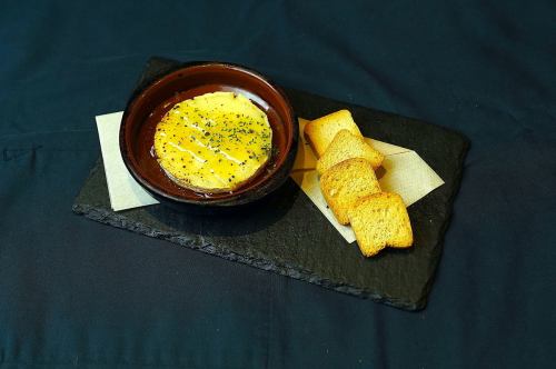 焼きカマンベールチーズの蜂蜜がけ