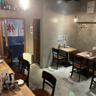 お一人飲みからデートにもご利用頂きやすい木目調で温かみのある雰囲気の空間です。こだわりの料理やお酒をごゆっくりとお楽しみいただけます。