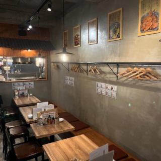 清潔感のある店内で串焼きデートはいかがでしょうか？バリエーション豊かなラム料理をご用意しております。お好みのドリンクと共にお楽しみください。