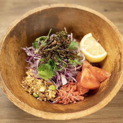 発酵茶葉と干し海老とトマトのサラダ