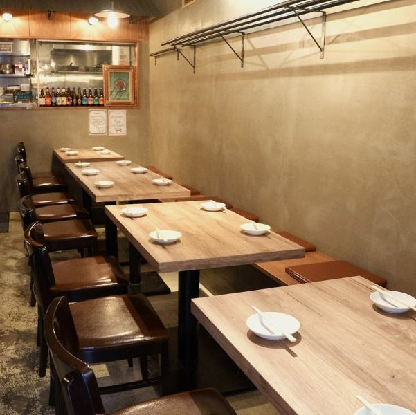 【大小テーブル席完備】知人との飲み会・女子会・二次会など幅広いシーンでのご利用お待ちしております！木目調で温かみのある店内は、デートのご利用にもおすすめ。ジンギスカン串焼きやラムの水餃子などバリエーション豊かなラム料理をお楽しみいただけるコースも4,000円でご用意！※＋1,000円で飲み放題に変更可。