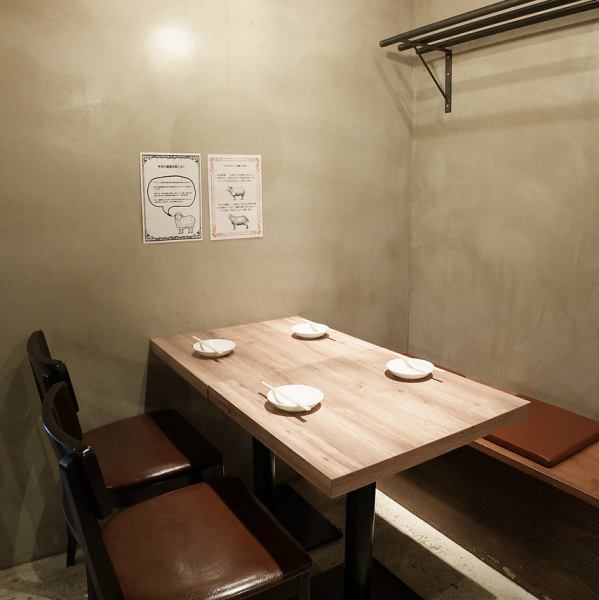 【テーブル席】ご家族での食事利用も大歓迎です！初めてラム肉を食べる方にも食べやすい調理法でご提供しております。串焼きをはじめ、ラムの水餃子やラムそぼろ丼、などお子様にも親しみのあるメニューの取り揃え！居酒屋では珍しい羊乳を使用したアイスは食後にぜひご堪能ください。