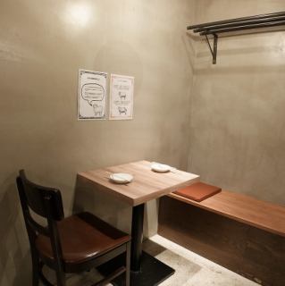 木目調の温かみのあるテーブル席です。宴会や女子会、ご家族でのお食事のご利用もお待ちしております。