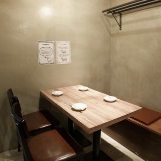 お仕事終わりのちょい飲みにもお気軽にご利用いただけるお席をご用意しております。当店人気メニュー「ジンギスカン串焼き」をご賞味ください。