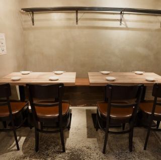 お一人飲みからデートにもご利用頂きやすい木目調で温かみのある雰囲気の空間です。こだわりの料理やお酒をごゆっくりとお楽しみいただけます。