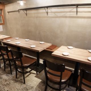 清潔感のある店内で串焼きデートはいかがでしょうか？バリエーション豊かなラム料理をご用意しております。お好みのドリンクと共にお楽しみください。