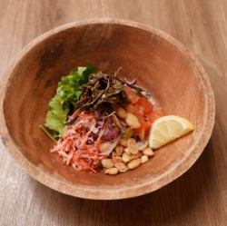 発酵茶葉と干し海老とトマトのサラダ