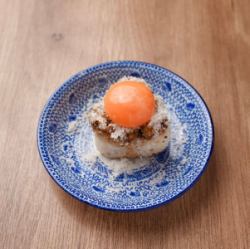 ラムそぼろの焼きおにぎり　卵黄のせ～羊乳チーズ～