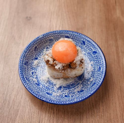 ラムそぼろの焼きおにぎり　卵黄のせ～羊乳チーズ～