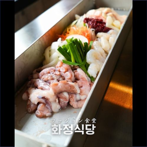 海鮮とモツが踊る韓国海鮮もつ鍋【ナッコプセ】