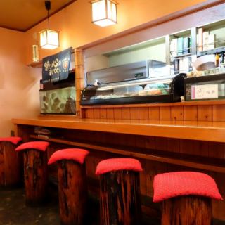 当店では4つのカウンター席をご用意しております。お1人様飲みやデートなどでゆっくりとお過ごし頂けるプライベート感たっぷりのお席です。水槽に囲まれたお席なので、ウツボ魚がお客様を笑顔でお出迎えしますよ◎是非、お料理やお酒について、店主との会話を楽しみながらお客様それぞれ素敵な時間をお過ごしください。