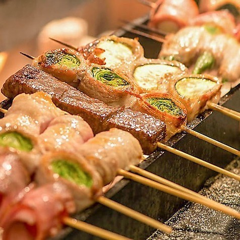 看板メニューの豚巻き串は備長炭を使って1本1本丁寧に焼いてます