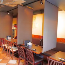 各テーブルに仕切りが作れます！半個室のような形でプライベート空間でお過ごしいただけます！