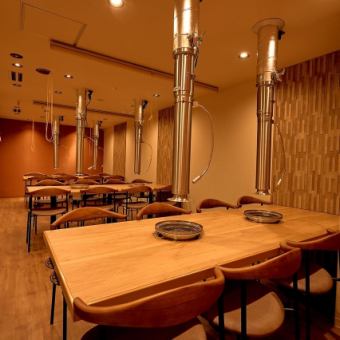 ＜ONE VIKING＞8名様掛けのテーブル席を3卓ご用意！お集まりの場にぴったりの空間となっております。
