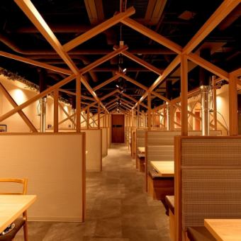 ＜ONE VIKING＞2名様～でもご利用いただけるテーブル席をご用意しております。ご友人やお仲間との楽しいひとときをお過ごしください♪