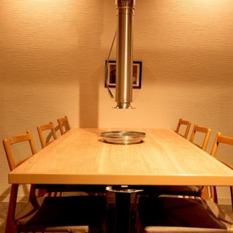 ＜ONE VIKING＞6名様掛けのテーブル席を5卓ご用意！お客様の人数に応じたお席をご用意しております◎