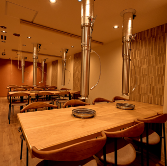 <ONE VIKING>We have three tables that can seat eight people, making it the perfect space for a gathering.