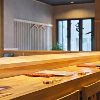 目の前で職人の技とこだわりが詰まった握りを楽しめるオープンカウンター。お寿司を楽しみたいならカウンターがオススメ！！