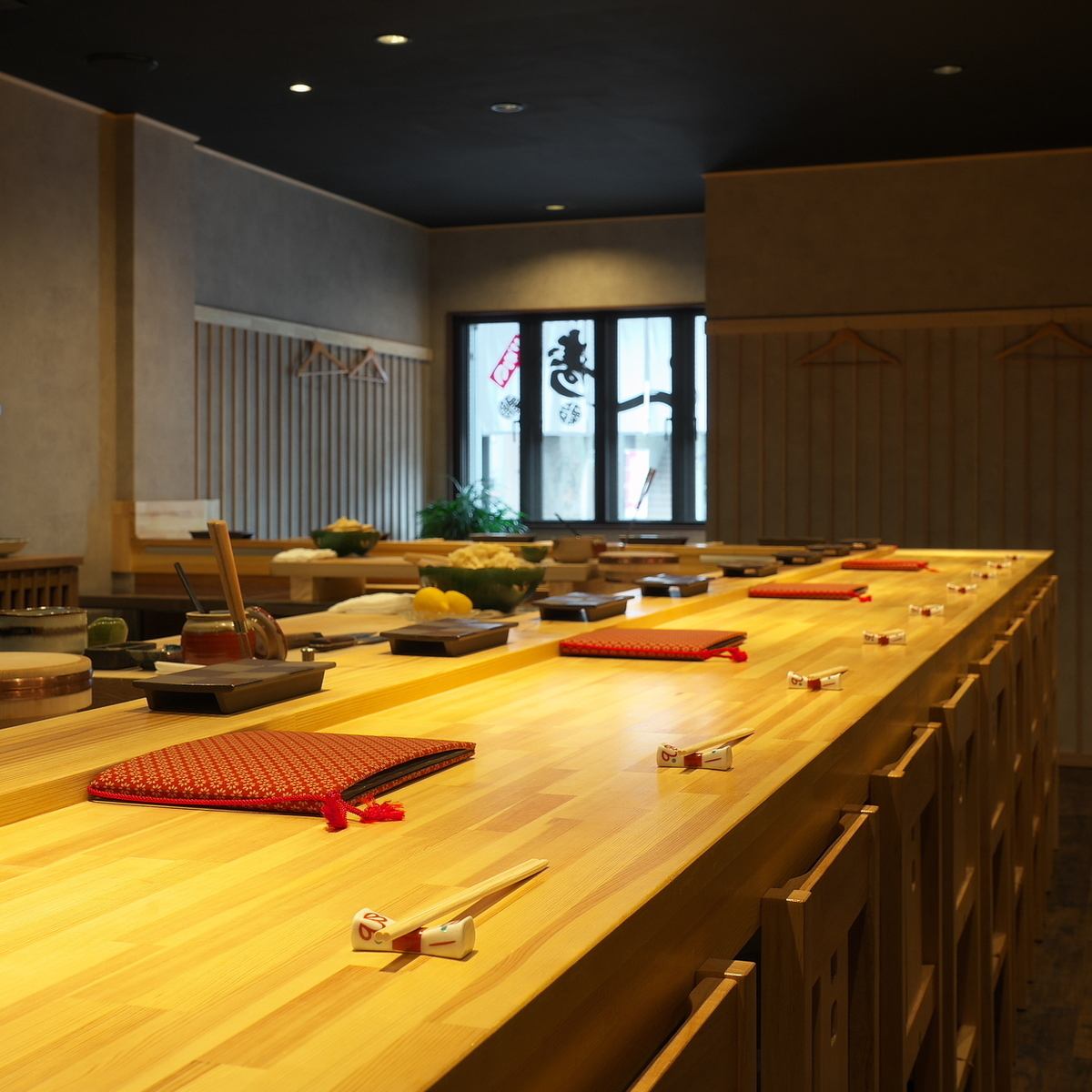 靠近福井站。选用北陆地区新鲜鱼类，配红醋饭，单份起订。在轻松的氛围中享用正宗寿司和时令菜肴