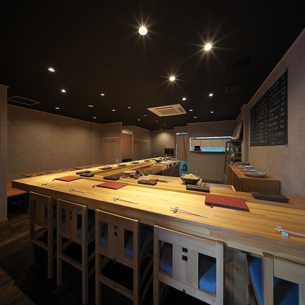 【开放式柜台】在这里，您可以亲眼目睹寿司师傅精湛的技艺和对细节的关注，并享用他们精心制作的寿司。宽敞的吧台营造出温馨的氛围。因为是当地特色寿司，您可以放松身心，尽情体验寿司的魅力！