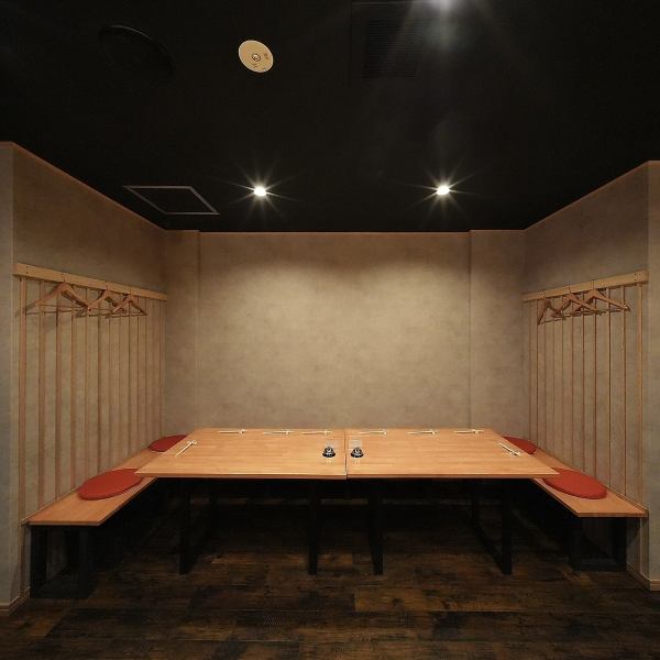【适合家庭聚餐和聚会】餐桌座位，让您在轻松的氛围中享受用餐。可连接起来最多容纳 8 人就座。另一个吸引人的特点是町寿司独有的温馨舒适的氛围。也推荐用于家庭聚餐和宴会，例如生日和周年纪念日。