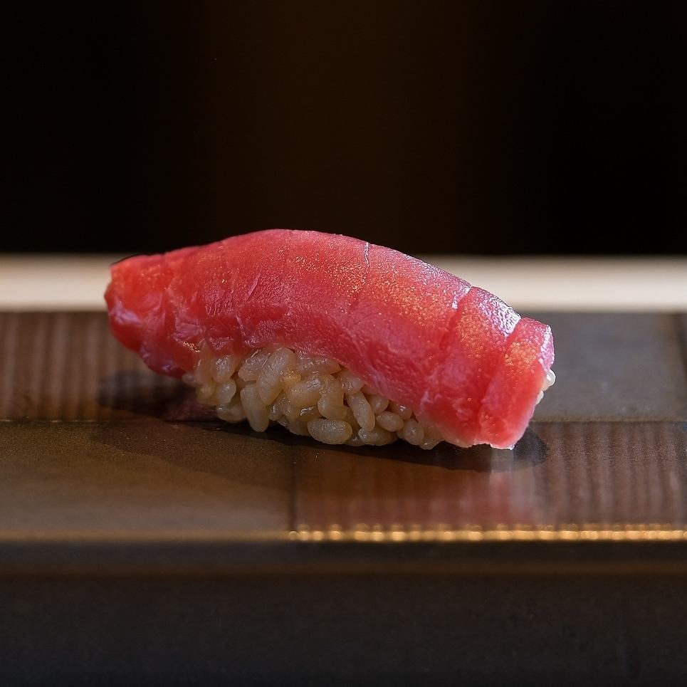 我们美味的红米饭采用本地种植的越光米制成,并用我们自制的红醋调味。