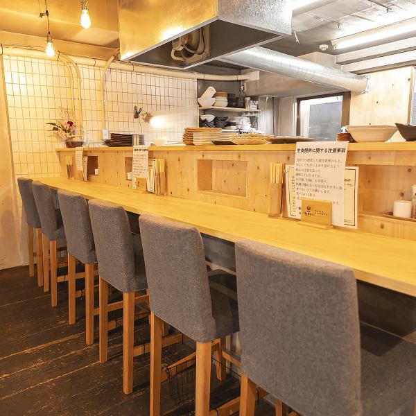 【ライブ感あふれるカウンター席】お料理を目の前で調理する様子が楽しめるカウンター6席は、まさにライブ感が魅力です。出来立てをすぐに味わえる特等席は、お一人様での気軽な食事から、特別なデートまで幅広くご利用いただけます。