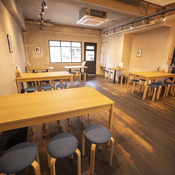 【多彩なテーブル席】店内には6名掛け3卓、4名掛け2卓など、多彩なテーブル席を設けております。宴会はもちろん、友達連れや女子会など、人数や目的に合わせて席をご用意できるため、様々なシーンで賑やかな食事のひとときをお過ごしいただけます。