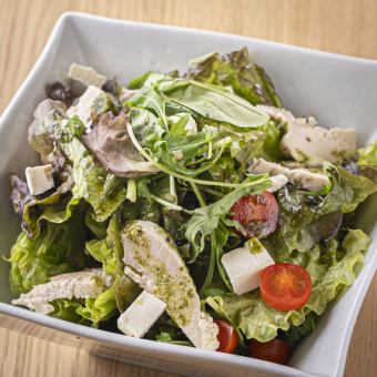 手作りバジルソースのサラダ