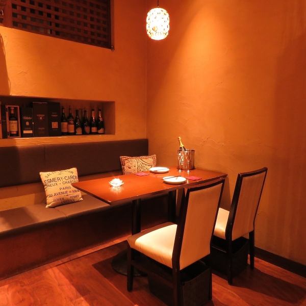 [Spacious table seating: 2-4 people] The warm wooden interior and greenery create an atmosphere that is perfect for both banquets and private occasions.♪◇Chiba×Girls' Night×Birthday×All-you-can-drink×Bar×After-party×Bar×Stylish×Spanish Bar×Cocktails×Private Room◇
