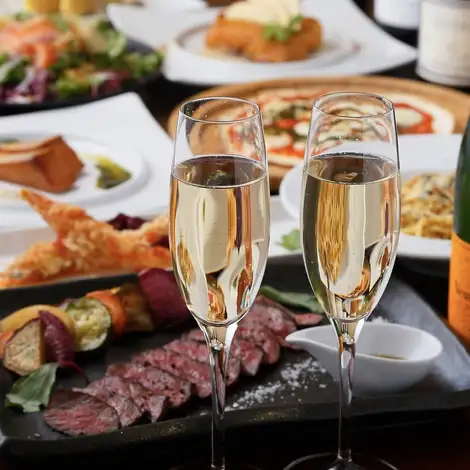 Our highly-regarded private rooms are popular for girls' nights out, anniversary celebrations, and various banquets for around 20 people. Our side-by-side counter seating is perfect for dates, solo diners, or anyone who wants to fully enjoy their meal. Savor the chef's carefully crafted Italian cuisine and enjoy a relaxed dinner time.The charm of a market is that you can enjoy everything from meals to drinks all in one place!