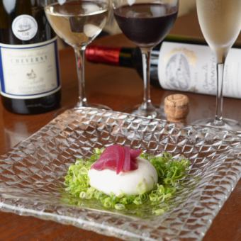 布拉塔奶酪冷豆腐配甜酸酱和葱花