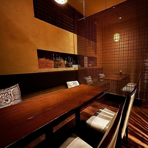 Semi-private rooms are popular! A stylish space with an exotic atmosphere, perfect for dates or girls' nights out.
